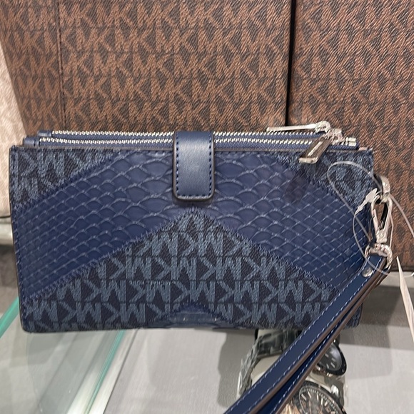 MICHAEL KORS JST LG DOUBLE ZIP WRISTLET WALLET PHONE HOLDER 
Navy Multi 
NWT - Picture 6 of 16